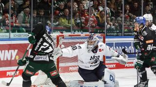 Sicherer Rückhalt: Adler-Torwart Arno Tiefensee (rechts) ist gegen Augsburgs Jere Karjalainen zur Stelle.