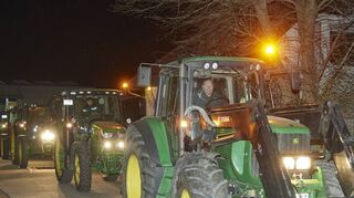 Am frühen Montagmorgen machen sich Landwirte von Lampertheim aus nach Wiesbaden auf. Im vorderen Traktor sitzt Willi Billau.