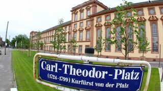 Der Platz vor dem Ostflügel des Schlosses, wo der Haupteingang der Universität ist, heißt Carl-Theodor Platz – was aber kaum jemand weiß. Als Postanschrift wird es nicht verwendet.