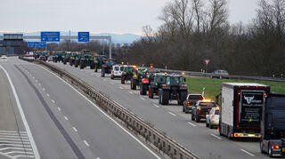 Die Bauern sind mit ihren Traktoren am Montagmorgen unterwegs auf der A 650 in Richtung Ludwigshafen.