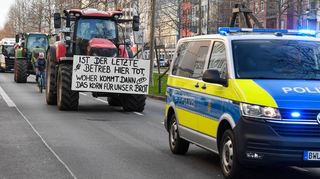 Der Traktor-Konvoi in der Augustaanlage. Auf die eigentlich genehmigte Umrundung des Wasserturms verzichten die Fahrer, weil sie schlicht zu viele sind.