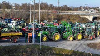 An der SAP Arena hat sich der Protestzug um 15 Uhr formiert. Statt der erwarteten 70 bis 100 Traktoren spricht die Polizei am Ende von insgesamt rund 350 Fahrzeugen, darunter auch einige Lkw, Kleintransporter und Pkw.
