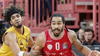 Zusammen erzielten sie 73 Punkte: Der Puertoricaner Jhivvan Jackson (links) machte für Tübingen 31 Punkte, der Amerikaner Otis Livingston II (rechts) für Würzburg sogar 42. Seit über 20 Jahren traf in der BBL niemand häufiger in einem Spiel.