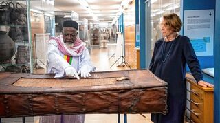 Hamidou Mohaman Bello und Wiebke Ahrndt sichten Bestände aus Kamerun im Übersee-Museum Bremen.