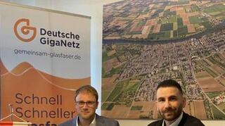Vertragsabschluss: Florian König (l.) und Baris Bayram Bilgic.