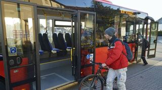 Wenn genug Platz ist, darf auch das Fahrrad mit.
