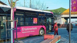 Ersatzfahrten für die Riedbahn: Bus für Bus hält an der Industriestraße, direkt am Bürstädter Bahnsteig.