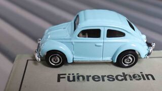 Der alte graue „Lappen“ hat ausgedient: Die Jahrgänge 1965 bis 1970 müssen ihn nun eintauschen. Der alte Führerschein wird entwertet.