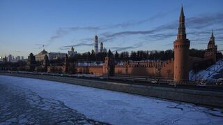In Russland herrscht klirrende Kälte: Der Moskwa-Fluss in Moskau (mit dem Kreml im Hintergrund) ist zugefroren.