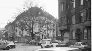 Der Blick von der Weberstraße auf das Dreieck Weiden- (l.), Burg- (schräg rechts) und Seckenheimer Straße (r.).