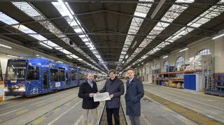 In der Fahrzeughalle des Betriebshofes erläutern Frank Dommasch (v.l.), Jürgen Odszuck und Sascha Blüm die Pläne für den Neubau in Bergheim.