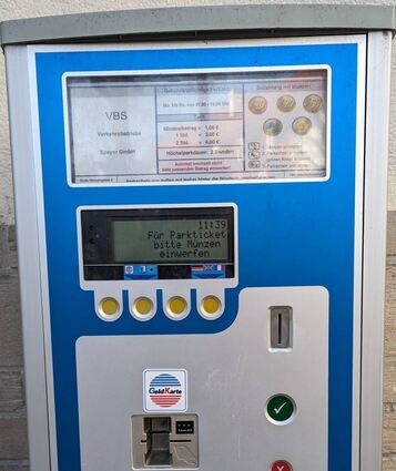 Frisch umgestellt: Für eine Stunde Parken in der Großen Himmelsgasse muss der Automat mit 3 Euro „gefüttert“ werden, unter 1 Euro geht nichts mehr.