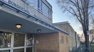Eingang zum Bürgersaal im Nachbarschaftshaus. Im Gebäudekomplex ist zudem das Jugendhaus und das Eltern-Kind-Zentrum angesiedelt.
