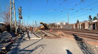 An den Gleisen bei Mannheim-Waldhof wird eine neue Weiche für den Einbau transportiert.