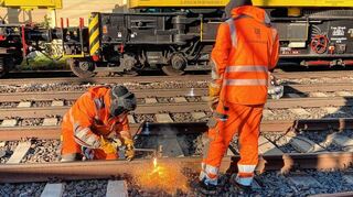 Zwei Arbeiter verschweißen Schienen an der Riedbahn in Groß-Rohrheim. Dort werden bis zur Sperrung am 22. Januar fünf Weichen ausgetauscht.