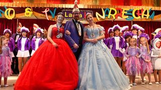 Amtsübergabe: Ex-Prinzessin Loredana (l.) mit Präsident Alexander Boppel und der neuen Regentin Laura I. bei der „Spargelstecher“- Inthronisation.