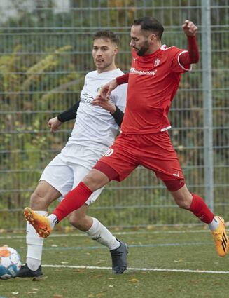 Türkspors Kadir Seker (rechts) unterbindet in dieser Szene einen Pass von Daniel Heinen (DJK/FC Ziegelhausen-Peterstal).