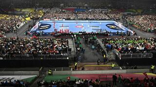Beeindruckende Kulisse: 53 586 Fans sorgten im Düsseldorfer Fußballstadion nicht nur für einen Zuschauer-Weltrekord bei einer Handballpartie, sondern auch für eine prächtige Stimmung.