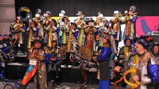 Die Huddelschnuddler aus Ludwigshafen umrahmen den ersten Public Viewing-Abend in der SAP-Arena mit Guggemusik.