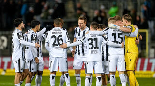 Der SV Sandhausen bestreitet am 24. Januar das erste Heimspiel des Jahres 2024. (Die Spieler vor dem Anpfiff bei der Partie gegen Lübeck).