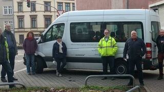 Der Kältebus mit Hubert Ogon (l.) und Mitarbeitenden der Wohnungslosenhilfe, die den Bus fahren.