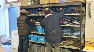 Zwei Obdachlose besorgen sich in der Kleiderkammer der Mannheimer Caritas neue Kleidung.