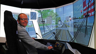 Christian Volz, kaufmännischer Geschäftsführer RNV Rhein-Neckar-Verkehr, im ganz neuen Simulator für die Schulung der Rhein-Neckar-Tram (RNT).