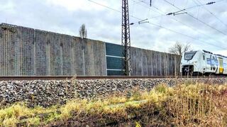 Die Bürgerinitiative für Photovoltaik in Ladenburg hofft, dass sich die Lärmschutzwand entlang der Bahnlinie als geeignet für eine Freiflächenanlage erweist.