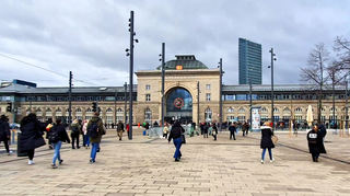 Neue Lichtmasten und helles Pflaster: Der größte Teil des Bahnhofsvorplatzes ist bereits umgestaltet. Jetzt folgt der Bus- und Taxi-Bereich.