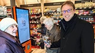 Der Seniorentreff der Doppelgemeinde hat mit Bürgermeister Florian König den Teo getestet und festgestellt, dass sich alles ganz leicht bedienen lässt.