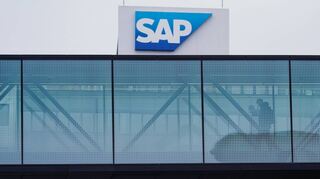 Beschäftigte von SAP laufen am Stammsitz Walldorf über eine Verbindungsbrücke zwischen zwei Firmengebäuden.