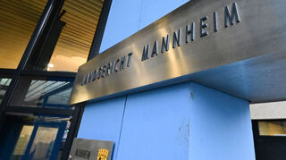 Ein Schild mit der Aufschrift "Landgericht Mannheim" ist am Gerichtsgebäude angebracht. Das Landgericht Mannheim verhandelt zu einem tödlichen Polizeieinsatz. Ein 47-Jähriger war im Mai 2022 bei einem Polizeieinsatz zusammengebrochen und später im Krankenhaus gestorben.