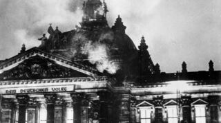 27. Februar 1933: Das Innere und die Kuppel des Reichstags stehen in Flammen. Der mutmaßliche Täter Marinus van der Lubbe wurde vor 90 Jahren hingerichtet.