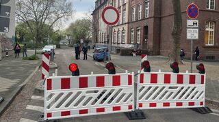 Versenkbare Poller wird es hier nicht geben: Blick in die Mutterstadter, Ecke Plankstadter Straße. Im Kampf gegen Elterntaxis kommen aber zusätzliche Fahrbahn-Verengungen und eine „Kiss-and-Ride“-Zone. Die Aufnahme entstand während der Projektwoche der Rheinau-Grundschule im April 2023.
