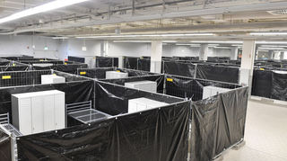 Pragmatische Nüchternheit: Dutzende Boxen sind im früheren Real-Markt in der Walzmühle aufgebaut worden, um Ankommenden wenigstens ein Bett in einem beheizten Raum anbieten zu können.