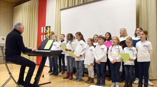 Mit dem Titel "Feuerwerk" von Wincent Weiss sorgt der Kinder- und Jugendchor des GV Neckarhausen für einen gelungenen musikalischen Jahresauftakt.