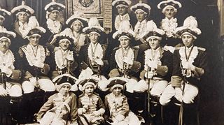 Gerühmt als „echte Ballkavaliere“ und „Soldaten des Glanzes“: Mitglieder der Feuerio-Garde auf einer Aufnahme zu Beginn des 20. Jahrhunderts.