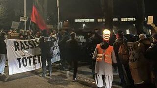 Proteste gegen die AfD vorm Nachbarschaftshaus.