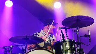 Sportfreunde-Stiller-Drummer Florian „Flo“ Weber genießt auf der „Jeder noch ein X“- Tour sichtlich die Beinfreiheit im Karlstorbahnhof.