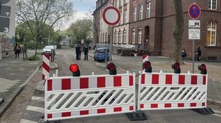 Versenkbare Poller wird es hier nicht geben: Blick in die Mutterstadter, Ecke Plankstadter Straße. Im Kampf gegen Elterntaxis kommen aber zusätzliche Fahrbahn-Verengungen und eine „Kiss-and-Ride“-Zone. Die Aufnahme entstand während der Projektwoche der Rheinau-Grundschule im April 2023.