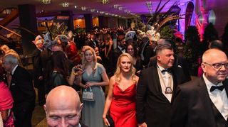 Elegante Gäste, schöner Blumenschmuck am Samstagabend beim „Weißen Ball“ des Feuerio im Mannheimer Rosengarten.