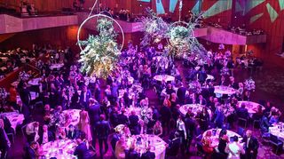Mit 3000 Blumen von Floristen von Otto Blumen geschmückt: der Mozartsaal des Rosengartens am Samstagabend bei der Eröffnung des Balls.