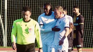 Laurent Jans (re.) beglückwünscht Jesaja Herrmann nach dessen sehenswertem Treffer zum 3:0-Endstand gegen Baku.