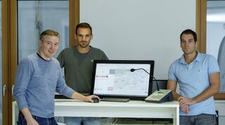 Christian Tischler ( v. l.), Johannes Sittig und Thomas Sittig, stehen neben einem Monitor mit einer Darstellung des Flughafen Frankfurt.