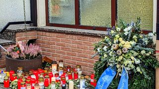 Ehrenamtliche stehen zur psychosozialen Notfallversorgung bereit: Lichter und Trauerkranz nach dem tödlichen Dachstuhlbrand vom 3. Januar in Ladenburg.