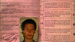 So ganz frisch sehen alte Führerscheine wie dieser nicht mehr aus. Rechts wurden die Fahrzeugklassen, für die man nicht berechtigt war, ausgestanzt.