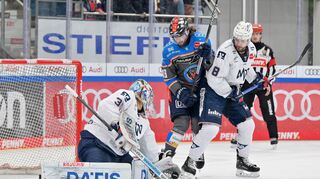 Wojciech Stachowiak (Nr.19 - ERC Ingolstadt) und Jordan Murray (Nr.8 - Adler Mannheim) vor Torwart Arno Tiefensee (Nr.30 - Adler Mannheim) beim Spiel in der Penny DEL, ERC Ingolstadt (dunkel) - Adler Mannheim (hell). Foto © PIX-Sportfotos *** Foto ist honorarpflichtig! *** Auf Anfrage in hoeherer Qualitaet/Aufloesung. Belegexemplar erbeten. Veroeffentlichung ausschliesslich fuer journalistisch-publizistische Zwecke. For editorial use only.