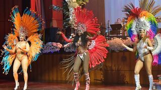 Guter Einstieg: Flotte Tänzerinnen mit bunten, exotischen Kostümen von der Viva Brasil Samba Show.