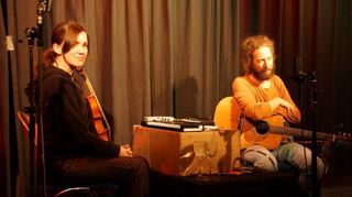 Jennifer Hutt und Mick Strauss verzauberten das Publikum in der Ilvesheimer Schlossschule mit ihren Kompositionen.