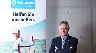Hartmut Grasmück, Landesvorsitzender der Hilfsorganisation Weisser Ring für Kriminalitätsopfer und ihre Familien in Baden-Württemberg, aufgenommen in seinem Büro in Stuttgart bei einem dpa-Interview.